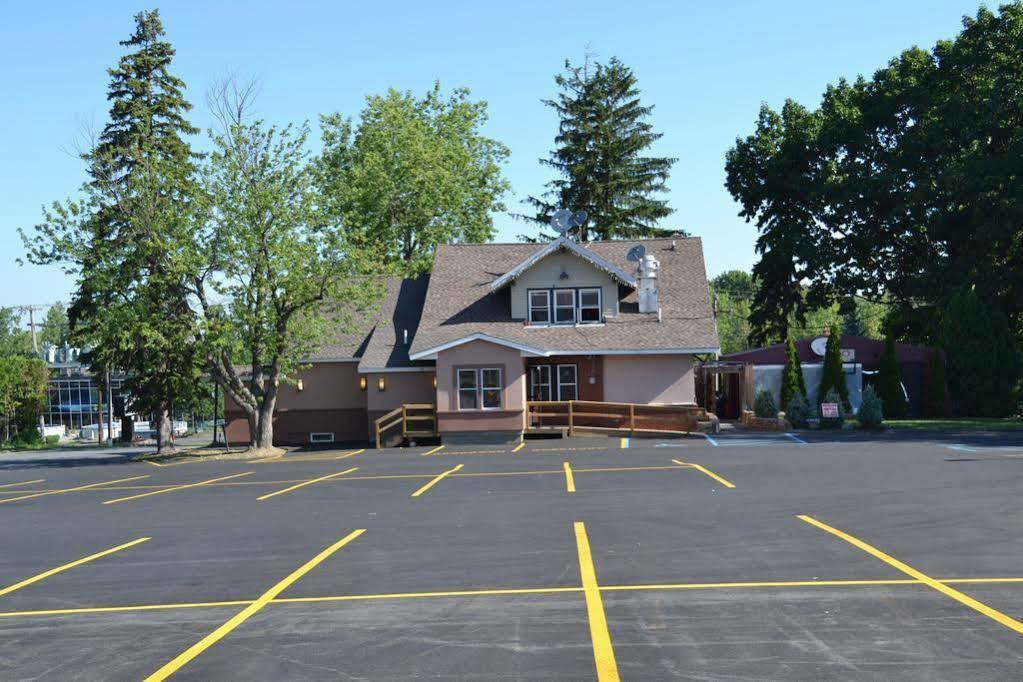Latham Inn Екстериор снимка