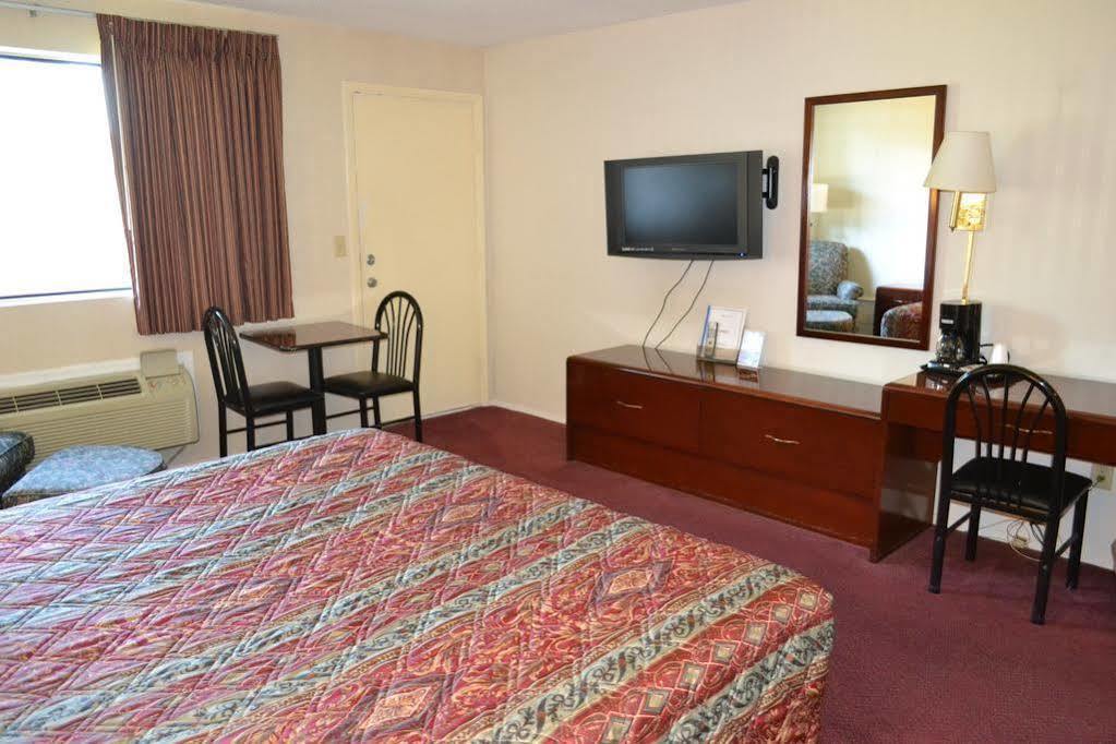Latham Inn Екстериор снимка