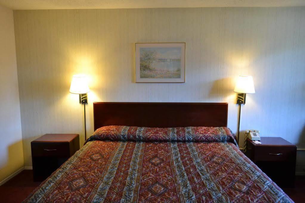 Latham Inn Екстериор снимка